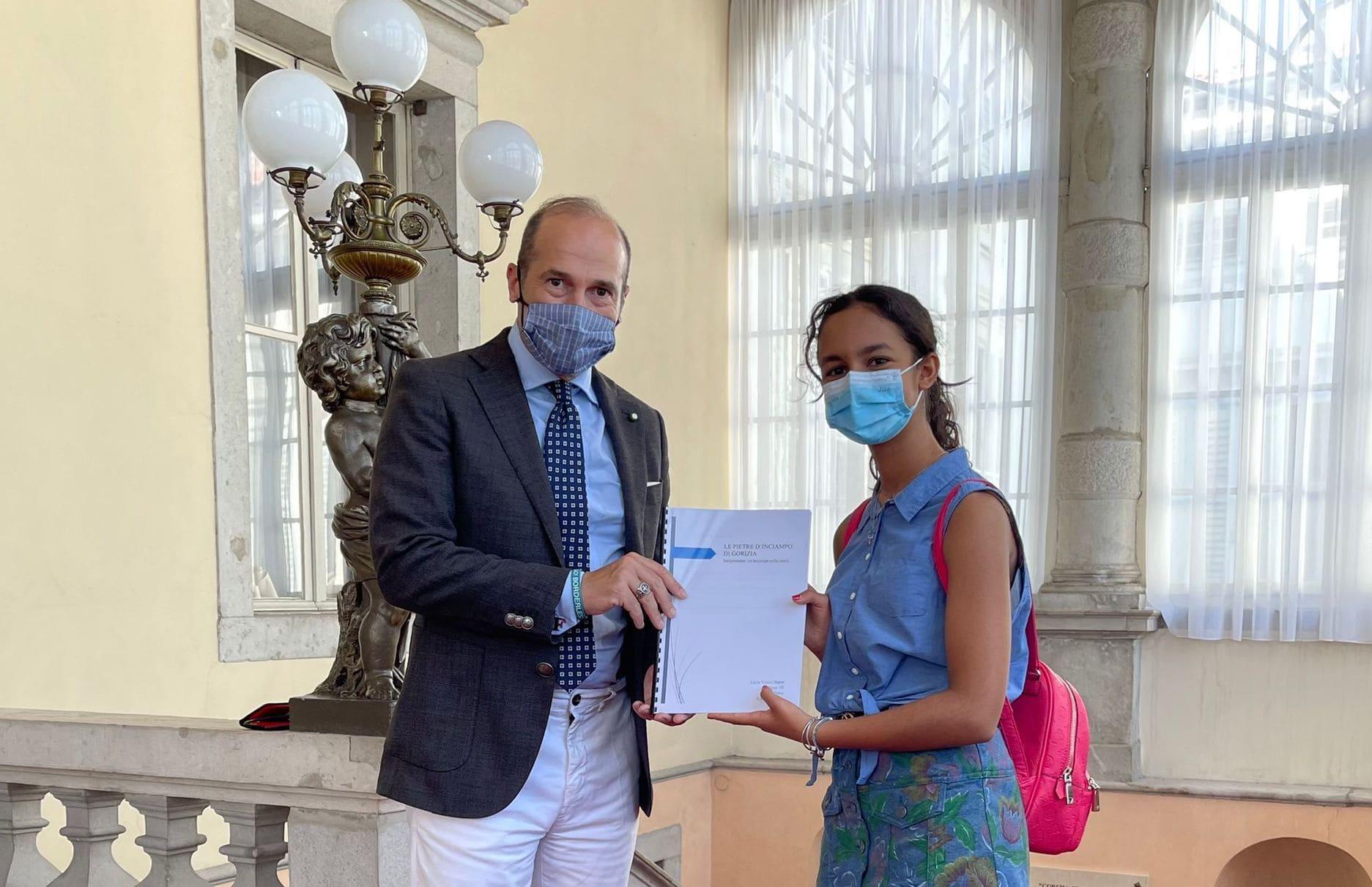 Copertina per Dedica la tesina alle pietre d'inciampo di Gorizia, studentessa ricevuta in municipio